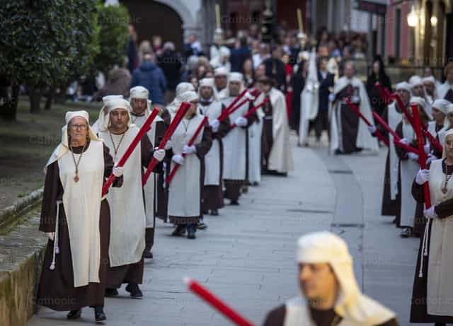 Mujer en procesion en Semana Santa - Banco de imágenes católicas