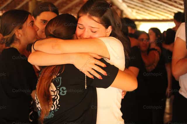 Abrazo de amigos - Banco de imágenes católicas - Fotografía por Thácio Leite