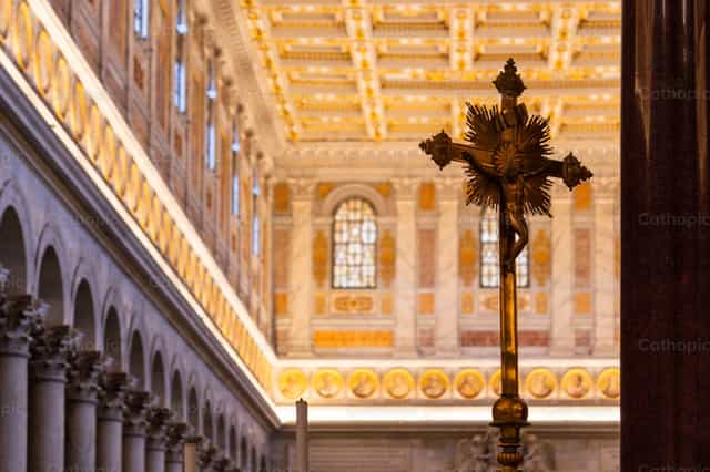 Cruz de Jesús, iglesia de Roma - Banco de imágenes católicas