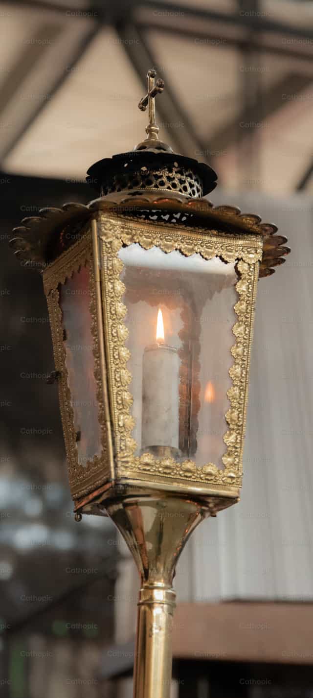 Farol procesional encendido - Banco de imágenes católicas