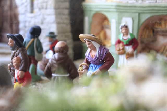 Mujer en el belén - Banco de imágenes católicas
