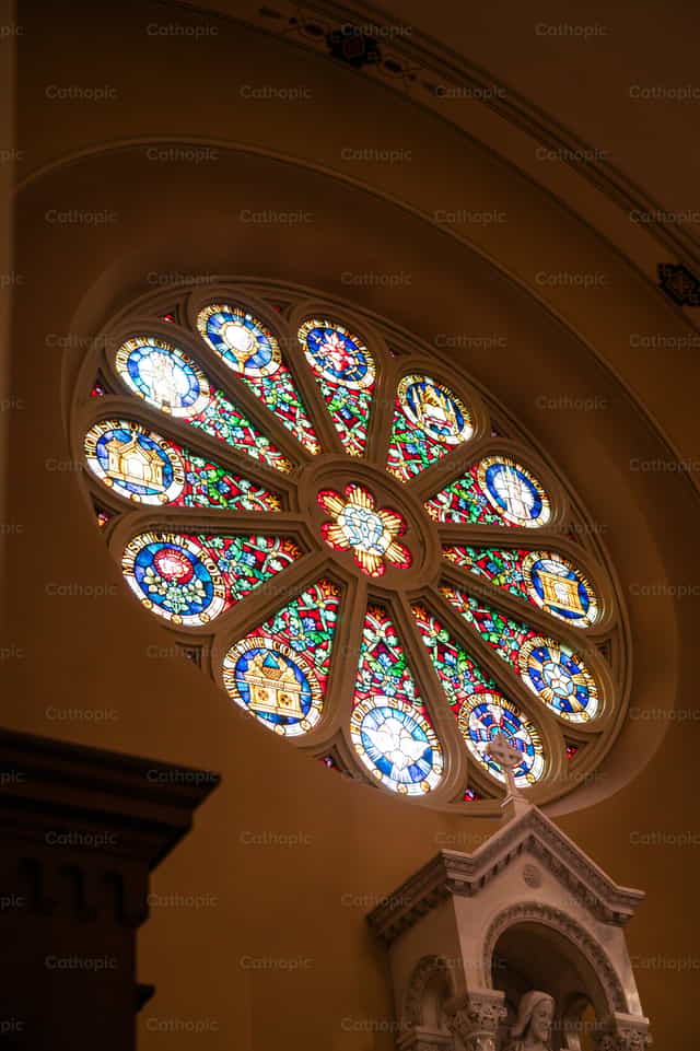 Vidriera colorida en una iglesia católica - Banco de imágenes católicas