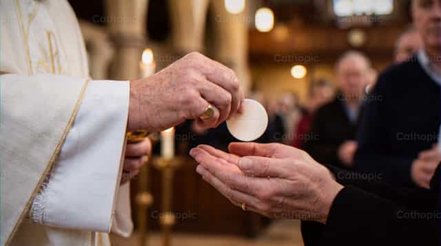 Sacerdote administrando a Sagrada Comunhão - Imagens católicas de stock - Foto de Noemí Márquez