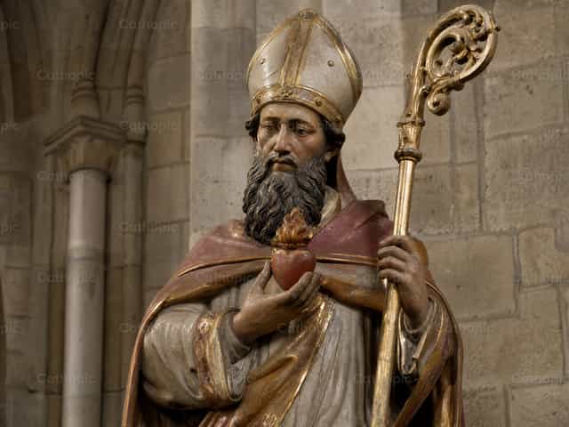 Statue de saint Augustin d’Hippone évêque dans une église - Images catholiques de stock - Photo de David Pleše