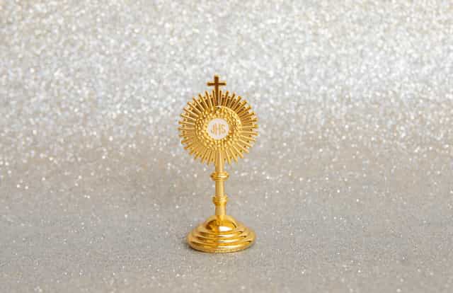 Estuche dorado con JHS - Banco de imágenes católicas - Fotografía por Carolina BR