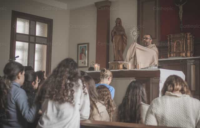 Jovenes cristianos orando y alabando a Dios - Banco de imágenes católicas