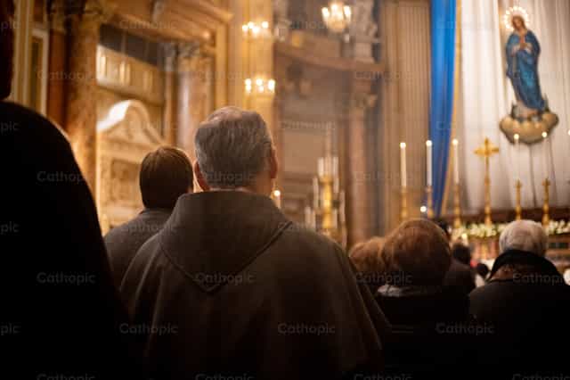 Frère à la messe - Images catholiques de stock