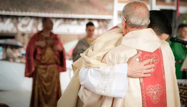 S’étreindre entre frères prêtres - Images catholiques de stock
