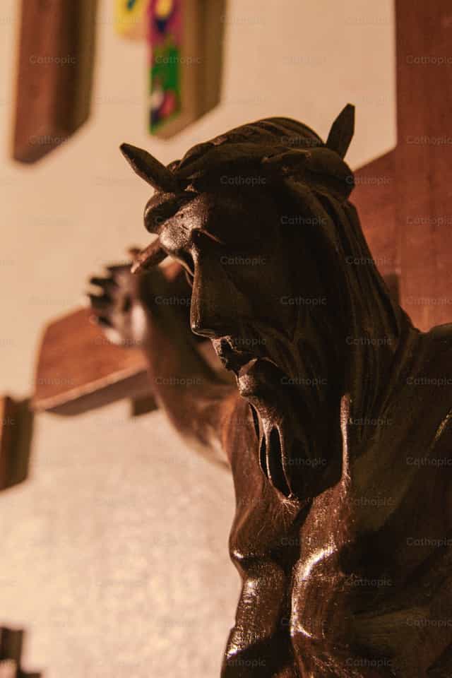 Jesus crucificado, feito de madeira - Imagens católicas de stock