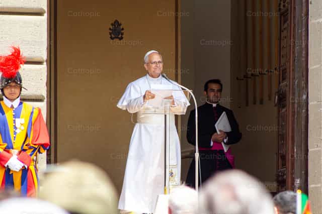 Ángelus en Castel Gandolfo: Papa León XIV - Banco de imágenes católicas