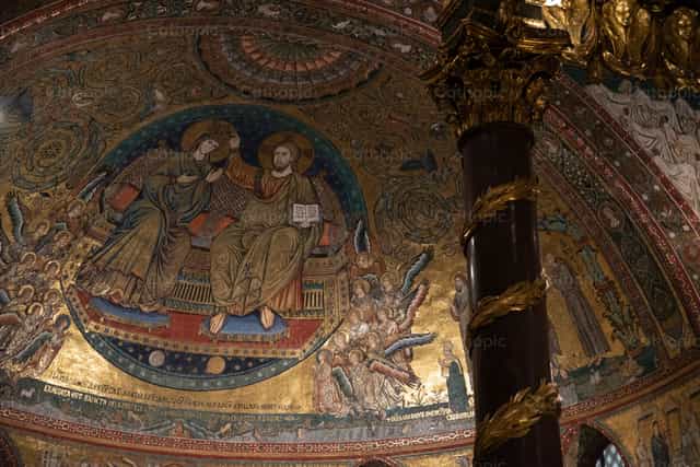 Dome na Nagtatampok sa Pagkoronasyon kay Maria - Mga Catholic stock image