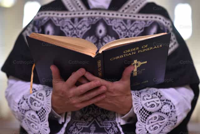 Orden de entierro cristiano - Banco de imágenes católicas - Fotografía por Amy Stout