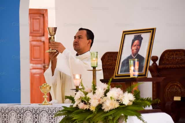 Eucaristia en honor de Santa Josefina Bakhita - Banco de imágenes católicas