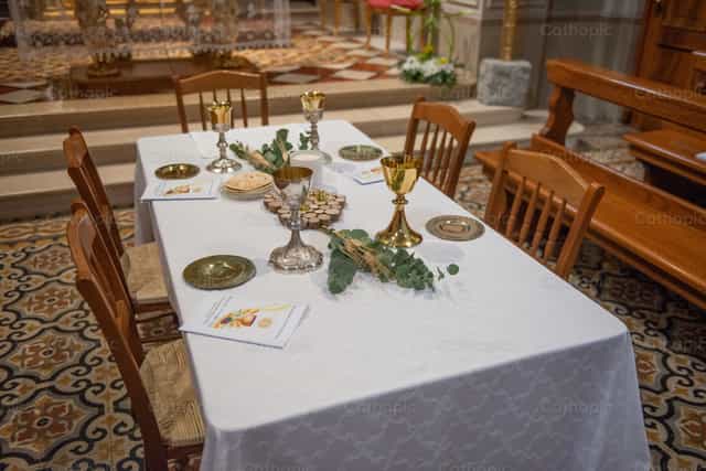 Mesa preparada para la primera comunión - Banco de imágenes católicas - Fotografía por Pierluigi Palazzi