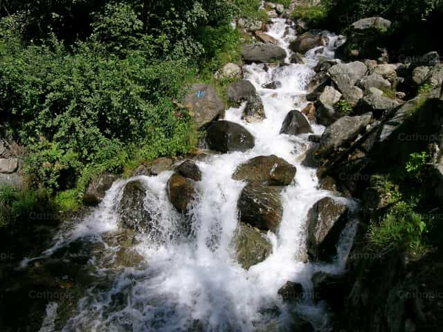 Cascada de primavera en la montaña - Banco de imágenes católicas - Fotografía por Cristina Grigore