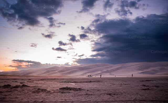 Gente caminando por el desierto de Arizona - Banco de imágenes católicas - Fotografía por Santiago de la Hoz