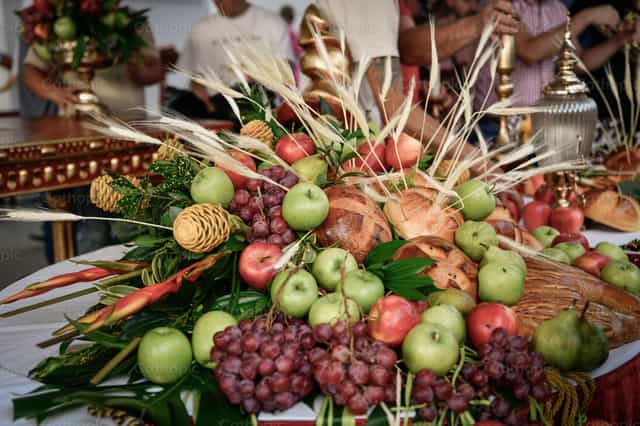 Ofrenda en el altar - Banco de imágenes católicas - Fotografía por Carolina BR