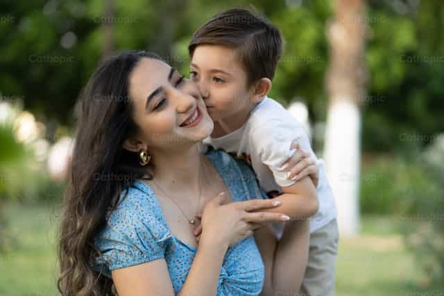 Mamas Liebe und Fürsorge - Katholische Stockfotos