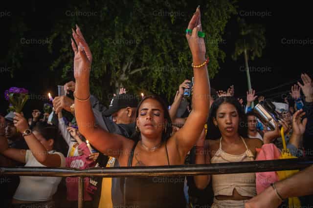 Mujer rezando con las manos levantadas - Banco de imágenes católicas - Fotografía por Yandry Fernández Perdomo