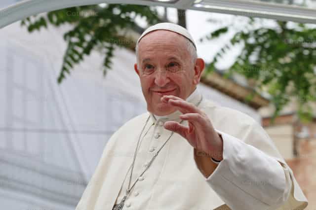 El Papa Francisco saludando a la gente - Banco de imágenes católicas - Fotografía por Cristina Grigore