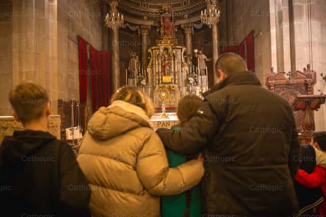 Familia Unida: rezando a Jesus - Banco de imágenes católicas - Fotografía por Yandry Fernández Perdomo