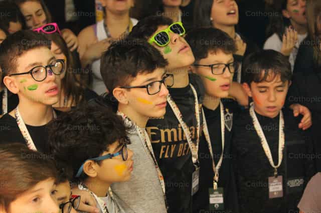 Jovens em oração - Imagens católicas de stock