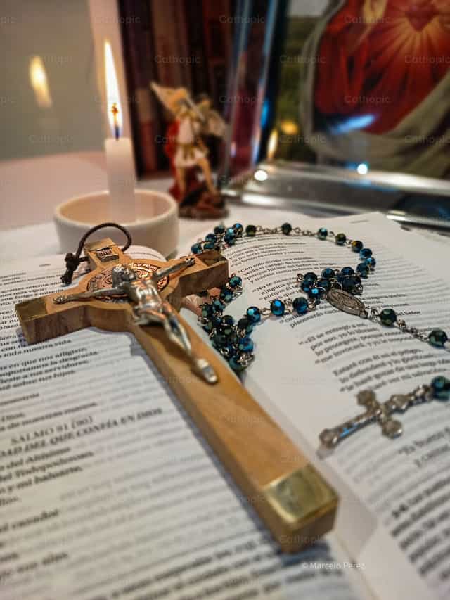 Pagninilay sa Iyong Krus - Mga Catholic stock image