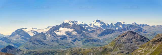 Panoramisches Alpengebirge mit schneebedeckten Gipfeln - Katholische Stockfotos - Foto von Michelangelo Oprandi