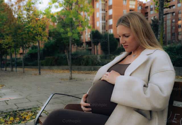 Mulher à espera de um bebé - Imagens católicas de stock - Foto de Almures Studio