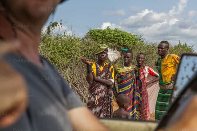 La tribu espera - Banco de imágenes católicas - Fotografía por Yael Portabales
