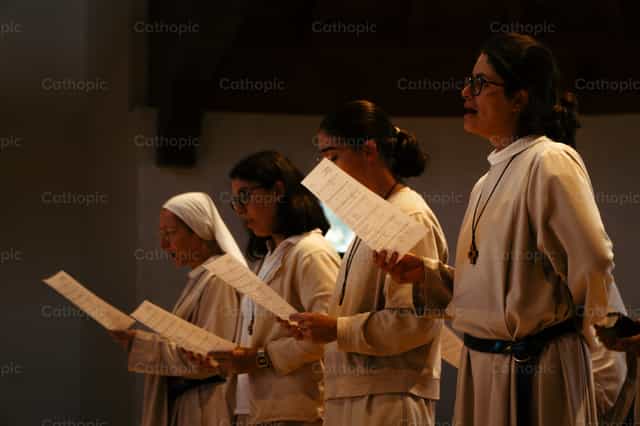 Monjas agustinas cantando salmos en misa - Banco de imágenes católicas - Fotografía por Almures Studio