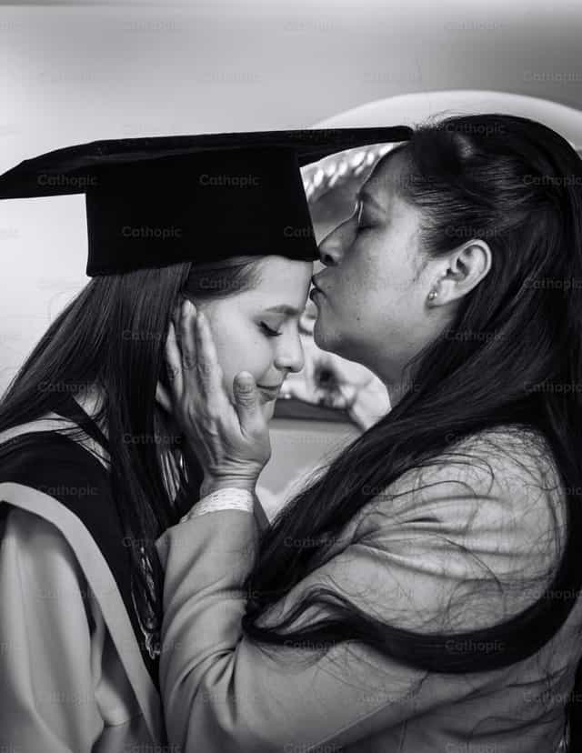 Beijo de uma Mãe para sua Filha - Imagens católicas de stock - Foto de Gabriel Manjarres