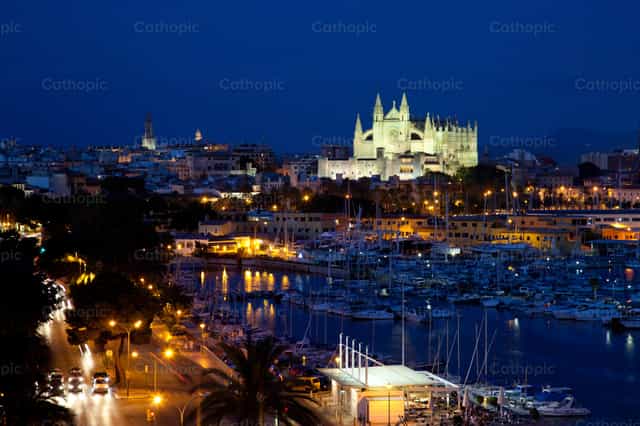 Catedral Santa María de noche, Palma de Mallorca - Banco de imágenes católicas