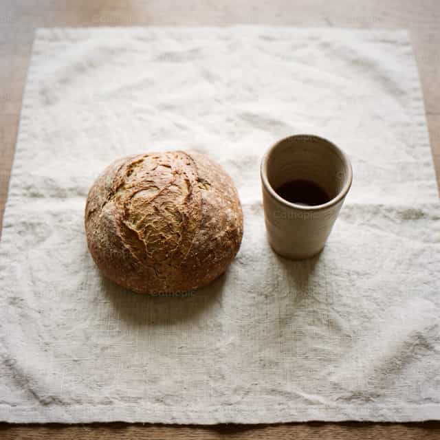 Pain rustique et tasse en céramique sur lin blanc - Images catholiques de stock - Photo de Enma Bastidas