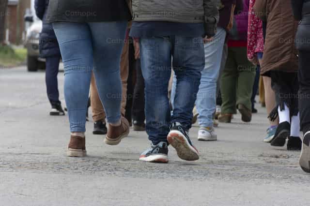 Pueblo que camina - Banco de imágenes católicas - Fotografía por Titi Maciel Pérez