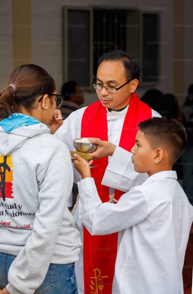 Missionar empfängt die Heilige Kommunion - Katholische Stockfotos