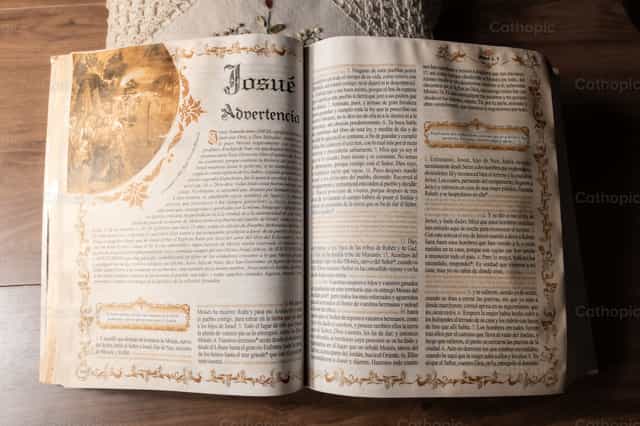 Vista superior de una Biblia - Banco de imágenes católicas - Fotografía por Piero Insfran