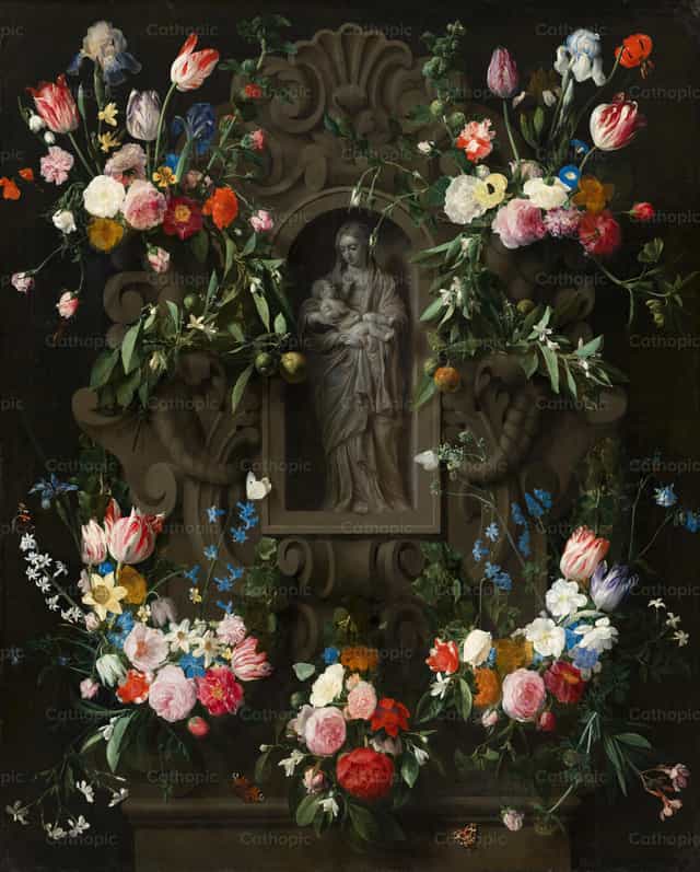 Guirnalda de flores alrededor de una escultura de la Virgen María - Banco de imágenes católicas - Fotografía por Restored Christian Art