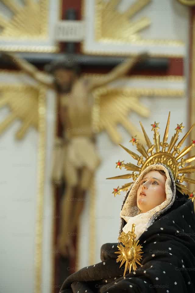 Dolorosa junto a la Cruz - Banco de imágenes católicas - Fotografía por Javier Ocampo Zuluaga