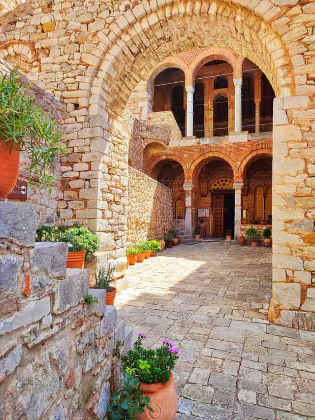 Monasterio en Grecia - Banco de imágenes católicas - Fotografía por Marius Jocys
