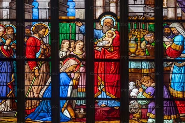 Gebrandschilderd raam met de voorstelling van de Opdracht van Jezus - Katholieke stockfoto's - Foto door Joan Sutter