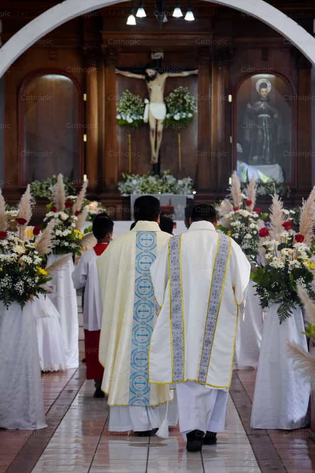 Chemin vers l’autel - Images catholiques de stock - Photo de Nayarb Photography