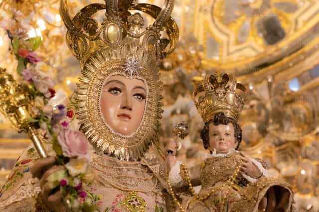 Our Lady of the Rosary - Catholic stock images - Photo by Martín Alejandro Feliciosi