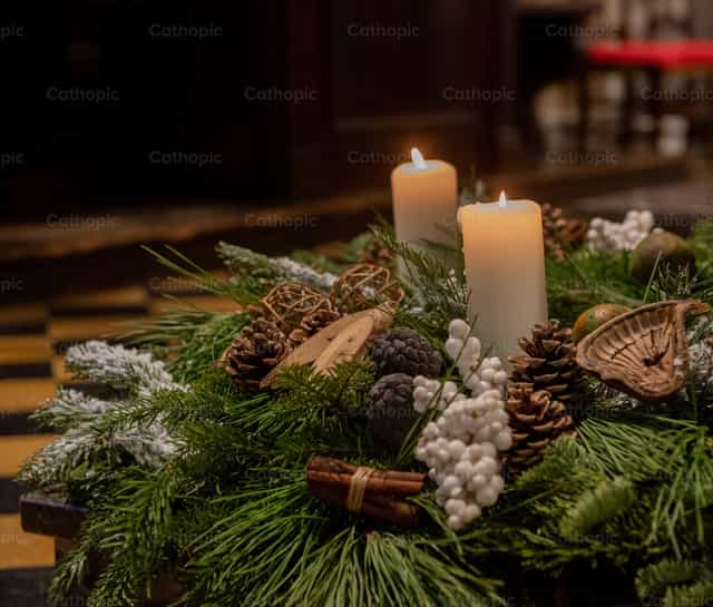 Christmas candles in a basket - Catholic stock images - Photo by Pierluigi Palazzi