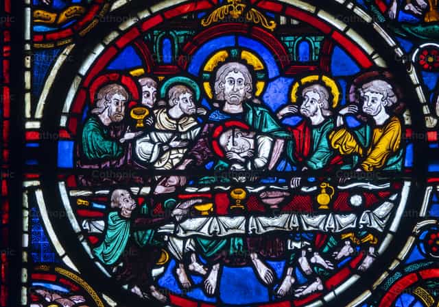 Ventana de vidriera que representa la Última Cena - Banco de imágenes católicas
