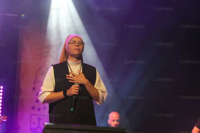 Religiosa Cantando - Banco de imágenes católicas - Fotografía por Érica Viana