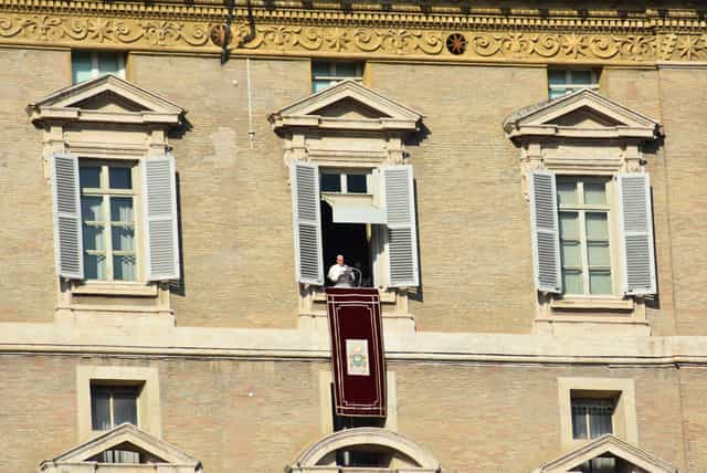 Papa Francisco durante el Angelus - Banco de imágenes católicas - Fotografía por Samuel Rufini