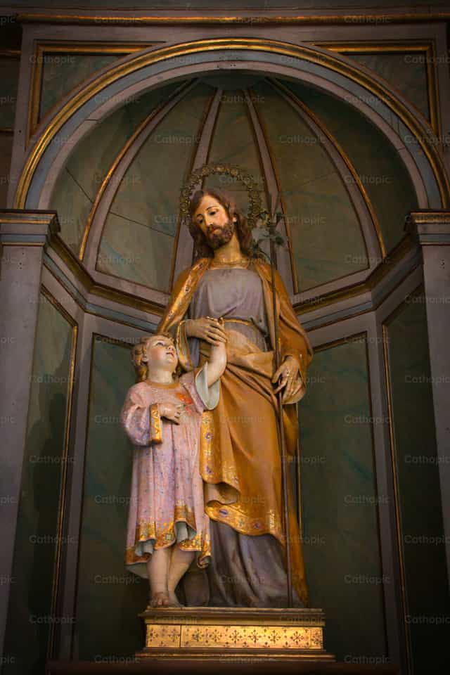 Altar de São José na igreja de San Francesco - Imagens católicas de stock