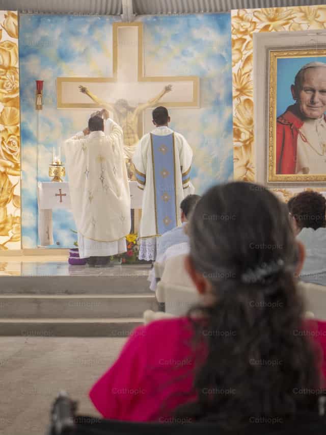 Mère regardant son fils être ordonné - Images catholiques de stock