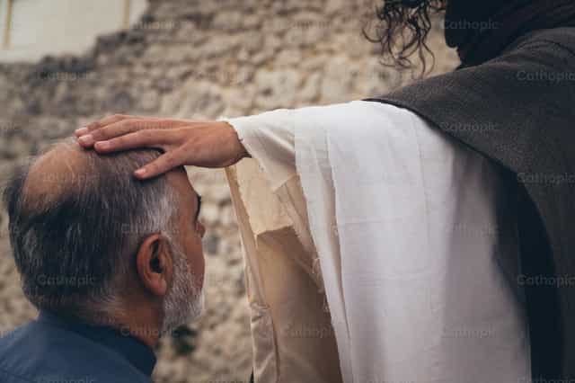 Jesús bendice al sacerdote - Banco de imágenes católicas - Fotografía por Almures Studio